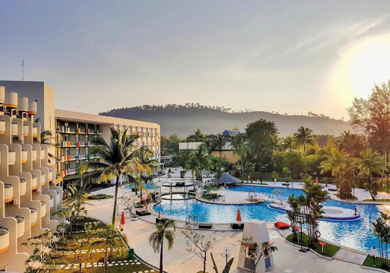 Harris Resort Batam Waterfront Sekupang Buitenkant foto