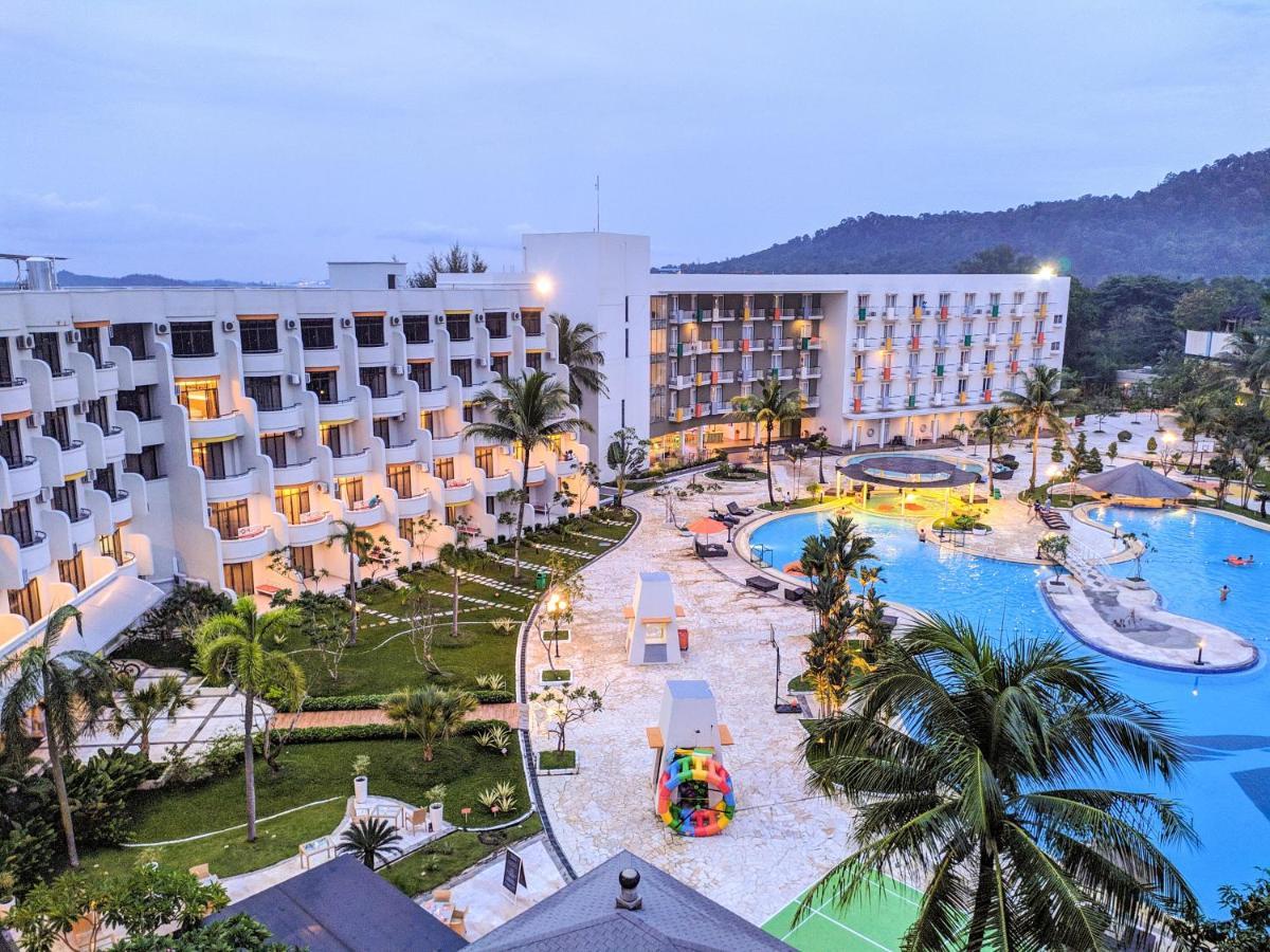 Harris Resort Batam Waterfront Sekupang Buitenkant foto