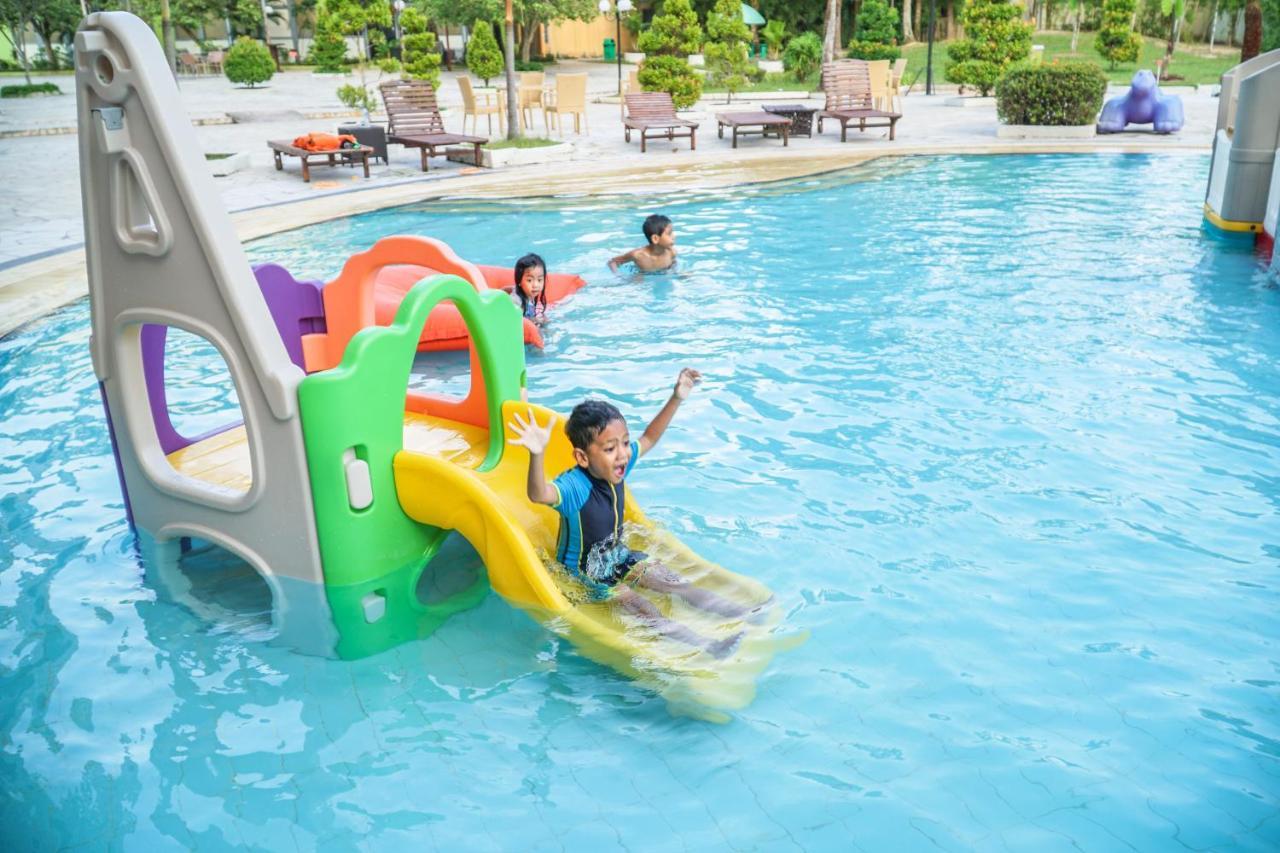 Harris Resort Batam Waterfront Sekupang Buitenkant foto