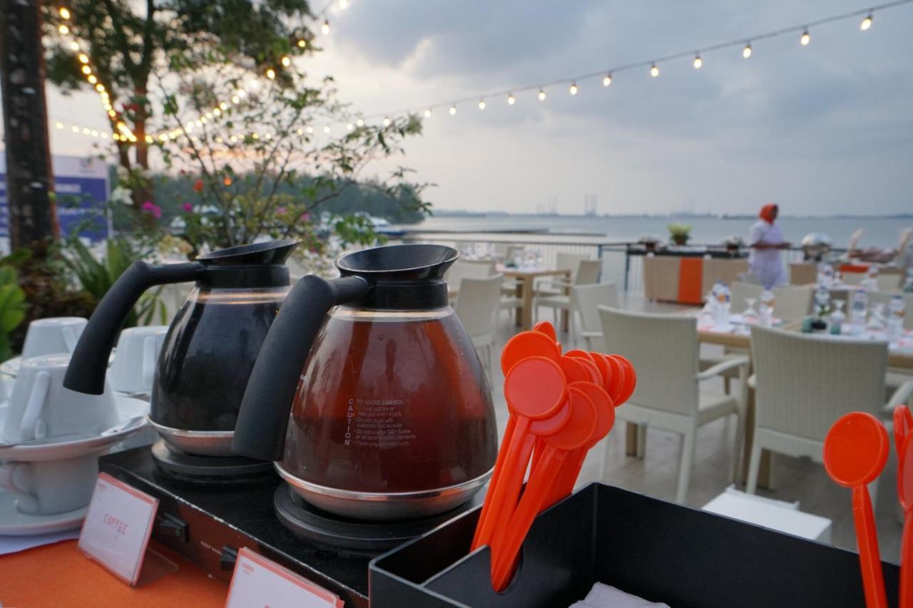 Harris Resort Batam Waterfront Sekupang Buitenkant foto