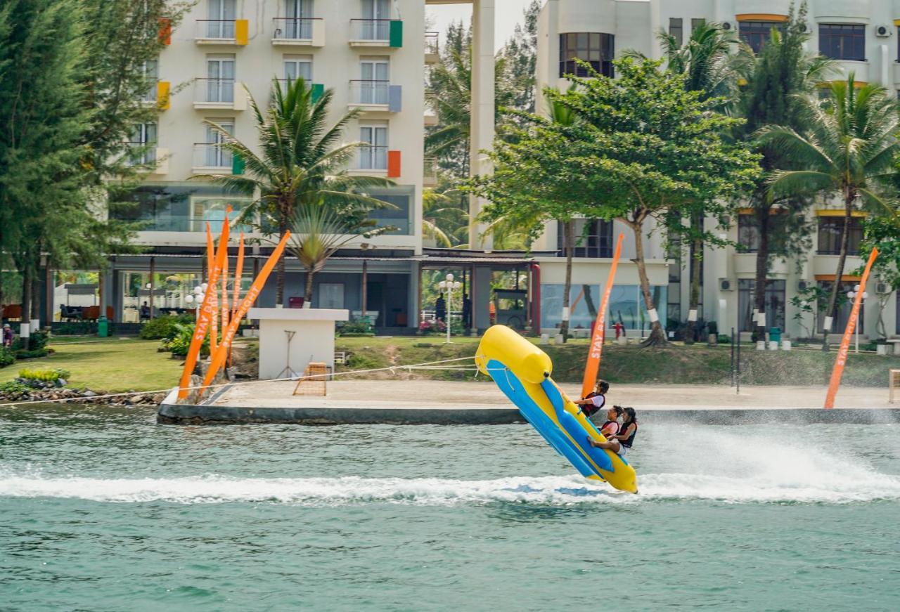 Harris Resort Batam Waterfront Sekupang Buitenkant foto